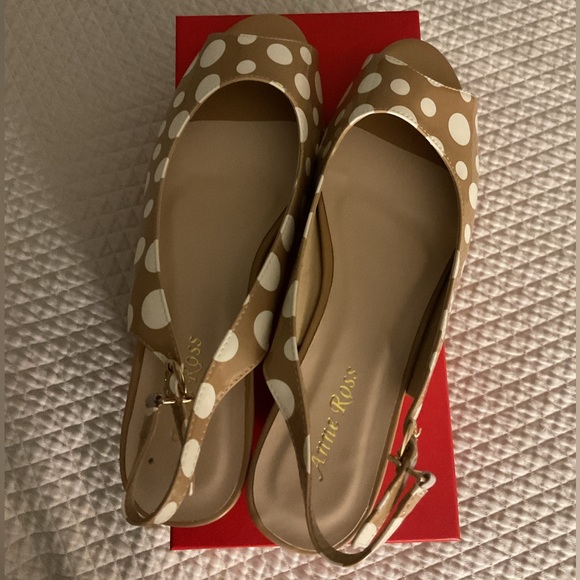 NEW Anne Ross Dotty Tan and White Polka Dot Wedge Slingbacks - Picture 3 of 8